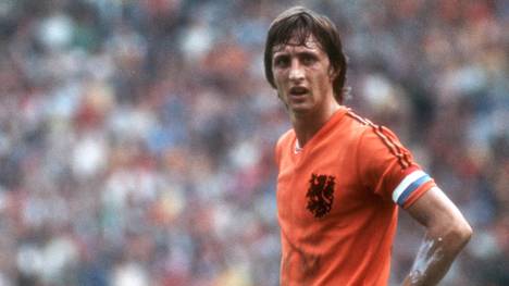  Johan Cruyff war einer der besten Fußballer aller Zeiten und eine der wichtigsten Figuren in der Geschichte des Sports. Mit Ajax Amsterdam und der niederländischen Nationalmannschaft revolutionierte er das Spiel.