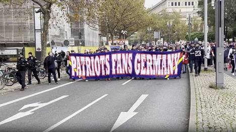 Schon vor dem NFL-Spiel in Frankfurt machen die Fans die Straßen unsicher. Die Anhänger der New England Patriots sorgen mit Livemusik für eine kleine Straßenparty.