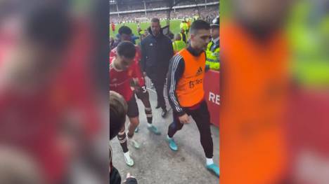 Nach der 1:0-Niederlage gegen Everton rastete ManUnited-Star Cristiano Ronaldo aus und schlug einem jungen Everton-Fan das Handy aus der Hand.