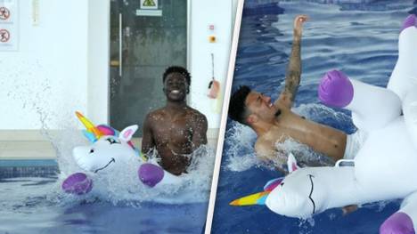 Die Einhörner sind zurück: Bei Englands Stars steht vor dem Halbfinale Erholung auf dem Programm. Am meisten Spaß bereiten Sancho und Co. dabei die aufblasbaren Einhörner.