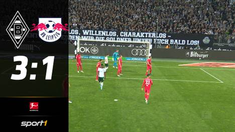 Mit einem großen Banner prangern die Fans von Borussia Mönchengladbach beim Spiel gegen RB Leipzig die schlechte Saisonleistung ihrer Mannschaft an.