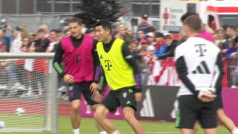 Neuzugang Min-Jae Kim absolviert sein erstes Teamtraining beim FC Bayern - wenn auch nur teilweise. Seine Entourage ist derweil mit Uli Hoeneß beschäftigt.