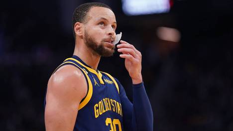 Die Golden State Warriors bangen erneut um ihren größten Star. Stephen Curry humpelt beim Spiel gegen die Dallas Mavericks wegen Knieschmerzen vom Feld.