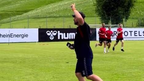 Die Laune im Trainingslager beim 1. FC Köln ist wohl sehr gut. Trainer Steffen Baumgart tanzt und singt während einer Trainingseinheit zu Helene Fischers Lied "Atemlos".