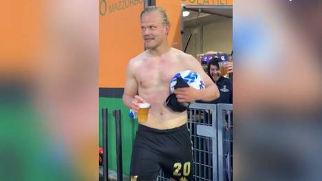 Joel Pohjanpalo feiert seinen Viererpak für Venedig mit einem Bier. Und die italienischen Fans feiern den Ex-Leverkusener für seine Aktion.