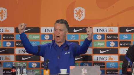 Bei der niederländischen Pressekonferenz nach dem Nations-League-Spiel gegen Wales kommt es zu einer kuriosen Szene, als Oranje-Coach Louis van Gaal die Journalisten animieren will.