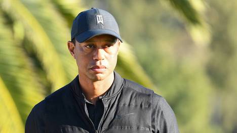 Golf-Superstar Tiger Woods ist gut zwei Tage nach seinem schweren Autounfall nahe Los Angeles in ein anderes Krankenhaus gebracht worden. 