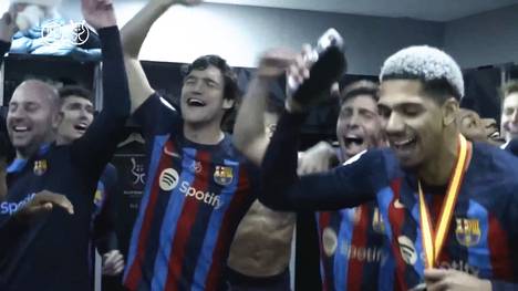Der FC Barcelona feiert den Gewinn der Supercopa ausgelassen. Neben Einblicken in die Kabine begeistert besonders ein Kicker der Blaugrana.