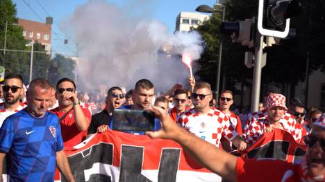 Vor dem letzten Gruppenspiel von Kroatien gegen Italien bei der EM 2024 machen kroatische Fans ordentlich Lärm in Leipzig.