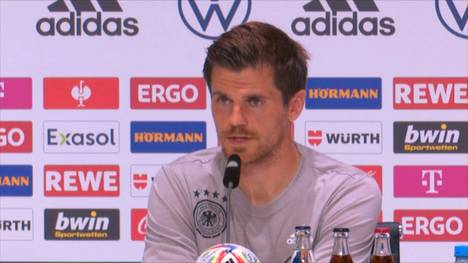 Nach der Entlassung von Trainer Adi Hütter, sind die Fohlen auf der Suche nach einem neuen Trainer. Auf der DFB-Pressekonferenz äußert sich der Gladbach-Spieler Jonas Hofmann zu der Trainersuche.