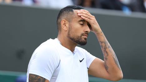 Nachdem Nick Kyrgios in Wimbledon in Richtung eines Fans gespuckt hatte, erreichen ihn nun Folgen für sein Vergehen. Der australische Tennisspieler muss eine Geldstrafe zahlen.