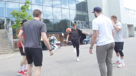 Bei der Vorbereitung auf die Eishockey-WM in Finnland zeigen die deutschen Eishockeyspieler um NHL-Youngsters Stützle und Seider beim Aufwärmen ihre Künste mit dem Fußball. 