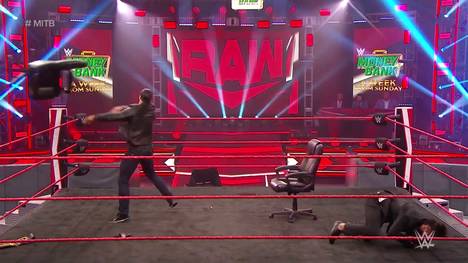 Bei WWE Monday Night RAW zoffen sich Champion Drew McIntyre und Herausforderer Seth Rollins bei der Vertragsunterzeichnung. Es bleibt nicht bei Worten.