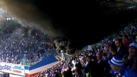 Als Hansa Rostock kurz vor dem Abstieg aus der 2. Liga steht, drehen einige Fans durch und zünden Pyro. Der Rasen wird beschädigt, das Spiel fast eine halbe Stunde unterbrochen.