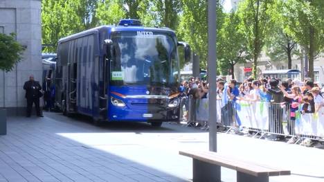 Fans von Inter Mailand haben die Nerazzurri vor dem Champions League Finale in München am Hotel empfangen.