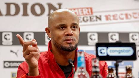 Der FC Bayern steht nach dem 1:0-Auswärtssieg beim FC St. Pauli souverän an der Tabellenspitze der Bundesliga. Auf der Pressekonferenz nach dem Spiel gibt Trainer Vincent Kompany spannende Einblicke in sein Pressing-System.