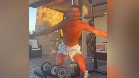 Cristiano Ronaldo bereitet sich im Urlaub in Italien auf die neue Saison vor. In Badehose darf dann auch ein kleiner Tanz nicht fehlen.