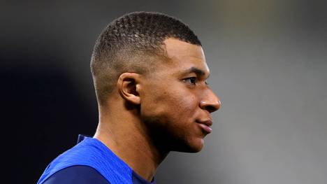 Seit längerem gibt es Zoff zwischen Kylian Mbappé und seinem Verein Paris Saint-Germain. Gerüchten zufolge könnte ein Transfer in diesem Sommer doch noch passieren.