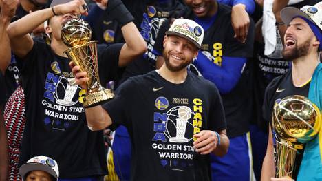 Steph Curry holt mit den Golden State Warriors zum vierten Mal den Titel und wird dabei erstmals zum MVP gewählt. Für die Fans der Kalifornier besteht kein Zweifel, wer der Beste aller Zeiten ist.