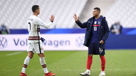 Die Spekulationen um die Zukunft von Kylian Mbappé bei Paris Saint-Germain reißen einfach nicht ab. Jetzt kommt auch Cristiano Ronaldo mit ins Spiel.