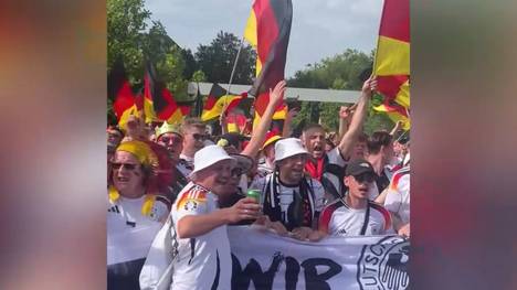 Beim Fanmarsch in Dortmund sind die deutschen Anhänger lautstark unterwegs. Dabei dichten sie einen berühmten Fansong des FC Liverpool um.