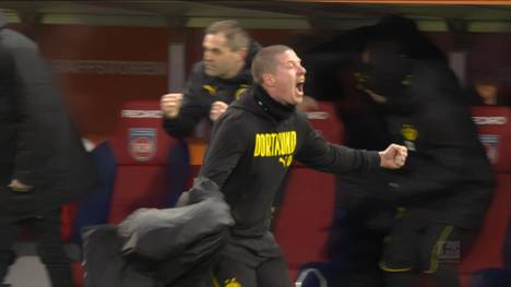 Nach dem knappen Sieg in Heidenheim setzt Borussia Dortmunds Interimstrainer Mike Tullberg zu einem Sprint in Richtung Gästeblock an. Der emotionale Ausbruch spaltet den Doppelpass.