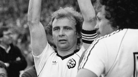 Trauer um Bernd Hölzenbein. Der Weltmeister von 1974 ist am Montagabend im Alter von 78 Jahren im Kreis seiner Familie gestorben.