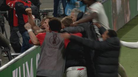 Jubel-Ekstase in Leipzig! Die Anspannung der letzten Wochen fällt ab. Marco Rose stürmt mit RB Leipzig ins Halbfinale des DFB-Pokals.