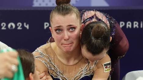 Darja Varfolomeev gewinnt bei Olympia in Paris Gold für Deutschland in der Rhythmischen Sportgymnastik. Im Anschluss beweist die 17-Jährige mit einer starken Geste echte Größe.