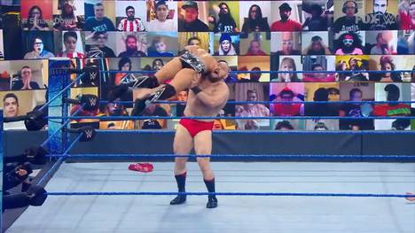 16 Monate lang war Lars Sullivan verletzt. Nun feierte der von WWE hoch gehandelte Riese sein Comeback - und ließ zwei Publikumslieblinge leiden.