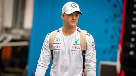 Mick Schumacher darf als dritter Fahrer bei Mercedes derzeit meist nur zuschauen - doch das hätte anders sein können. Ein Formel-1-Teamchef verrät nun Details, warum Mick heute nicht im Cockpit seines Teams sitzt.
