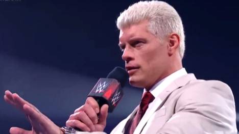Bei WWE Monday Night RAW wird Royal-Rumble-Sieger Cody Rhodes böse provoziert - als dann ein weiterer Topstar hinzukommt, fliegen die Fetzen!
