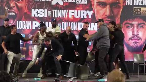 Auf der Pressekonferenz vor dem Boxkampf zwischen KSI und Tommy Fury im Oktober fliegen Tische. John Fury, Vater von Tommy Fury, rastet aus!