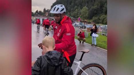 Vincent Kompany ist eigentlich schon mit seinem Staff auf dem Weg zum Training, als ihn ein junger Fan um eine Unterschrift bittet.