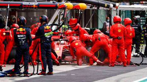 Böser Patzer der Ferrari-Mechaniker. Auf Rang vier liegend kam Sebastian Vettel beim Rennen in Imola in die Box. Doch statt den üblichen gut zwei Sekunden, stand der Bolide 13,1 Sekunden. 