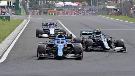 Nur um Haaresbreite verpasst Sebastian Vettel den Sieg in Budapest. Lewis Hamilton kämpft sich bei einem chaotischen Rennen nach vorne. Max Verstappen wird abgeräumt.