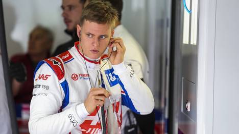Haas-Pilot Mick Schumacher ist mit seinem Saisonstart in der Formel 1 trotz bislang fehlender Punkte nicht unzufrieden. Zudem verrät er welcher Pilot ihn besonders begeistert.
