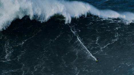 Der Deutsche Sebastian Steudtner bezwingt die nächste Monster-Welle! In Portugal verbessert er seinen eigenen Weltrekord noch einmal - mit diesem Ungetüm.
