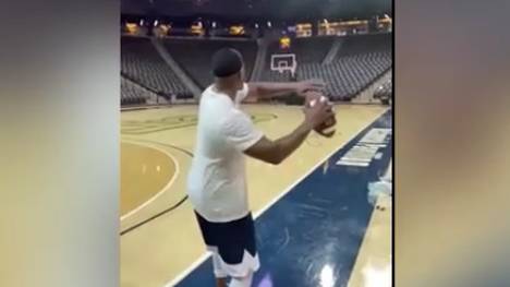 Jamie Foxx ist nicht nur ein herausragender Schauspieler - der 56-Jähre hat auch ein großes Talent aus dem Basketball-Court. Wie dieses Video, das derzeit im Netz durch die Decke geht, zeigt. 