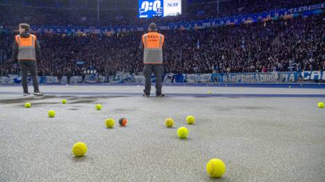 Die Fanproteste während des Spiels der 2. Bundesliga zwischen Hertha BSC und dem Hamburger SV sorgen für Diskussionen.