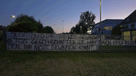 Der TSG Hoffenheim droht ein denkwürdiger Start in die Bundesliga-Saison - allerdings in negativer Hinsicht. Nach dem Beben in der Führungsebene gehen die Fans auf die Barrikaden, auch sportlich herrscht Chaos.