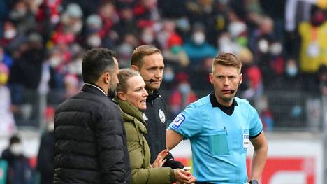 Die Wechselpanne beim Spiel zwischen Freiburg und Bayern sorgt für einige Diskussionen. DFB-Schiedsrichter-Boss Lutz Michael Fröhlich erklärt, was unter Schiedsrichter Dingert falsch lief.