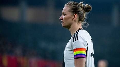 Alexandra Popp wird bei der Fußball-WM in Australien und Neuseeland die FIFA-Kapitänsbinde mit dem Slogan „Vereint gegen Gewalt gegen Frauen“ tragen.