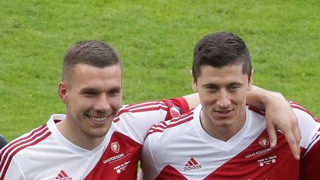 Lukas Podolski setzt seine Karriere bei Gornik Zabrze in seiner polnischen Heimat fort. In der SportBild erklärte der frühere Nationalspieler nun, dass er auch gerne Robert Lewandowski in Polen sehen würde.