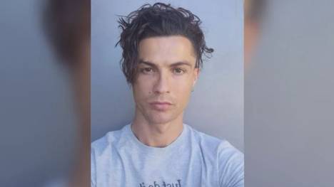 Cristiano Ronaldo zeigt sich auf Instagram mit einer neuen Frisur. Der Boyband-Look erinnert an seine Anfangszeit bei Manchester United.
