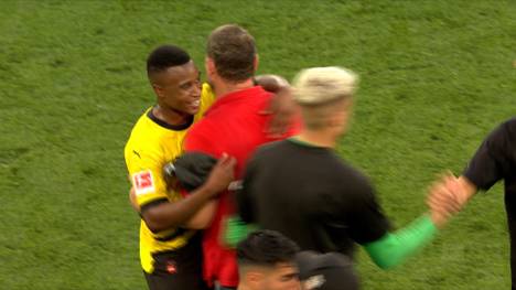 Die Schiebermütze ist das Markenzeichen von Steffen Baumgart. Nach der Auftaktpartie bei Borussia Dortmund trug diese jedoch plötzlich Youssoufa Moukoko. Der Hintergrund: Schulden begleichen.