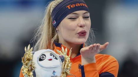 Hollands Eisschnelllauf-Prinzessin Jutta Leerdam wird in Peking über die 1000 Meter Olympia-Zweite. Danach feiert sie ihre Silbermedaille auf besondere Art und Weise.