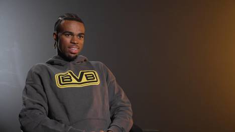Der BVB holt Mittelfeldspieler Carney Chukwuemeka vom FC Chelsea auf Leihbasis. Nun trat der Neuzugang das erste Mal vor die Kameras und erklärte, was den BVB für ihn so besonders machen. 