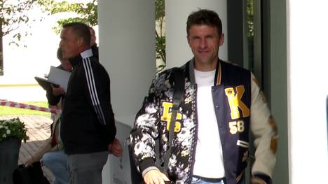 Thomas Müller hat die Blicke bei der Ankunft des DFB-Teams zum Trainingslager in Frankfurt auf sich gezogen. Grund dafür war sein Auftritt mit einer Collage-Jacke, die bunt bestickt ist.