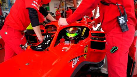 Es ist Mick Schumachers nächster Schritt auf dem Weg zum Formel-1-Piloten: In Fiorano absolvierte Sohn von Rekordweltmeister Michael Schumacher Testfahrten auf der hauseigenen Ferrari-Rennstrecke.